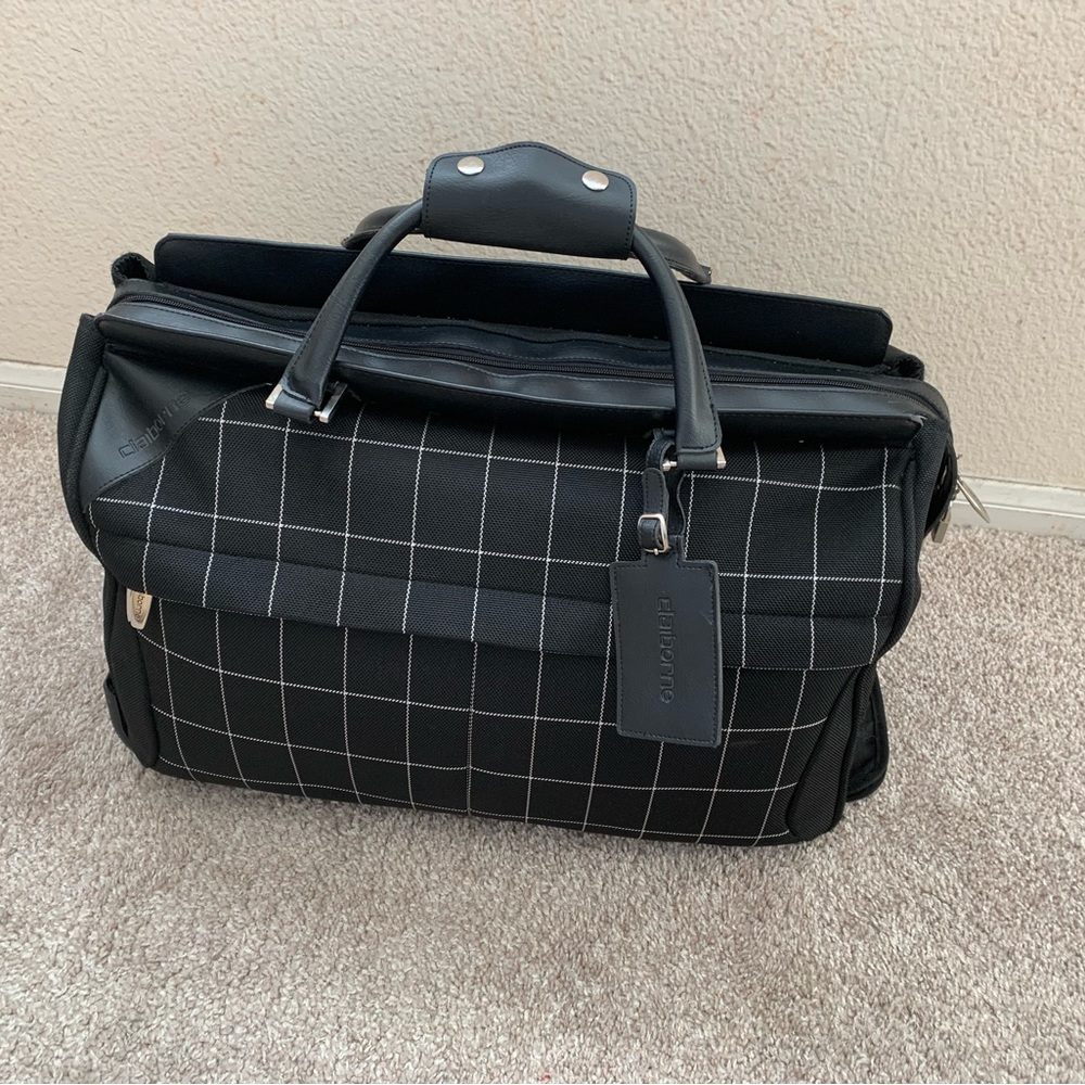 Liz Claiborne 20” X 14” Duffel Bag Wheeled, adjustable and retractable handle